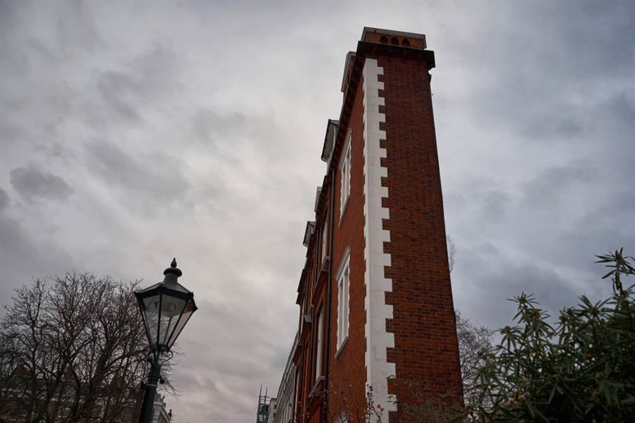 Tại Lebanon có một ngôi nhà vô cùng kỳ lạ, được xem là ngôi nhà mỏng nhất thế giới, thu hút sự chú ý của nhiều người. Được biết, nơi hẹp nhất của ngôi nhà chỉ rộng khoảng 60cm, không đủ chỗ cho một người đứng.