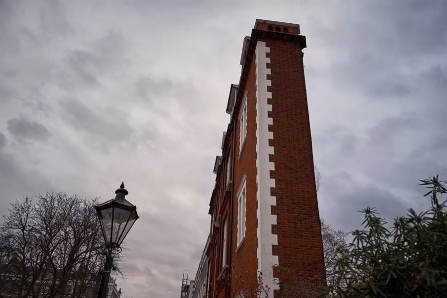 Tại Lebanon có một ngôi nhà vô cùng kỳ lạ, được xem là ngôi nhà mỏng nhất thế giới, thu hút sự chú ý của nhiều người. Được biết, nơi hẹp nhất của ngôi nhà chỉ rộng khoảng 60cm, không đủ chỗ cho một người đứng.