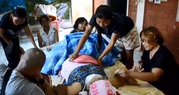 Ba cu 70 tuoi 'song lai' truoc luc hoa tang