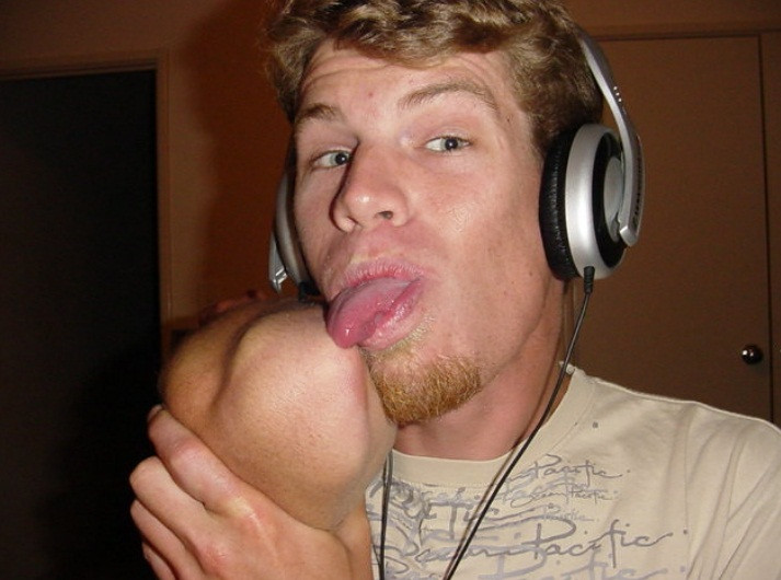 Mọi người đều không thể liếm khuỷu tay, nhưng chàng trai này lại làm được. Nhiều người gọi anh chàng là dị nhân vì khả năng đặc biệt này.