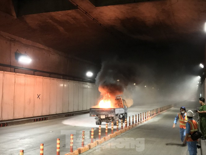 Đến vị trí khu vực gần cửa hầm phía quận 2 (lý trình km 14+500), do tài xế chạy quá tốc độ không làm chủ được tay lái nên đã va chạm vào xe ôtô tải khác đang lưu thông cùng chiều rồi bốc cháy nghi ngút.