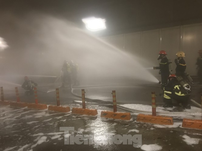 Lực lượng PCCC chuyên nghiệp phối hợp cùng các cơ quan chức năng, bệnh viện… điều động 28 phương tiện cùng gần 300 người đến hiện trường triển khai công tác dập lửa, cứu nạn cứu hộ.