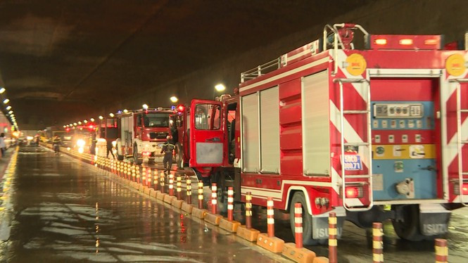 Cùng thời điểm, có khoảng 5 xe ôtô, 30 xe máy các loại đang lưu thông trong đường hầm không giữ khoảng cách an toàn đã đâm liên hoàn vào nhau làm ùn tắc giao thông trong đường hầm.