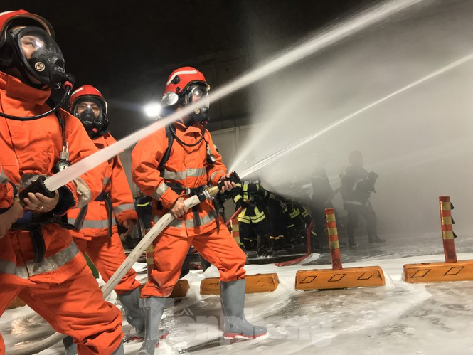 Ngay khi sự cố xảy ra, lực lượng tại chỗ phải kịp thời huy động lực lượng, phương tiện để tổ chức thoát nạn, cứu nạn và triển khai chữa cháy ban đầu. Vận hành hệ thống báo cháy, bình chữa cháy xách tay, tủ chữa cháy vách tường, hệ thống thông gió, thoát khỏi, chiếu sáng ... để phục vụ cho công tác tổ chức chữa cháy và tìm kiếm cứu nạn, cứu hộ.