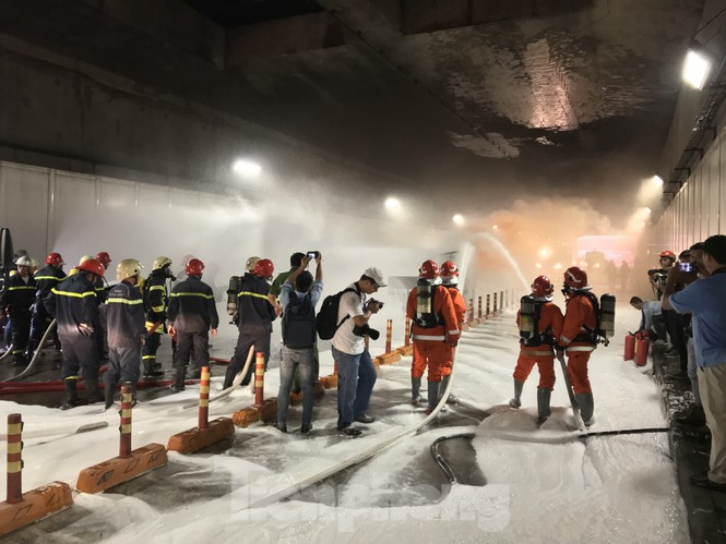 Ngoài ra, do có vết xăng, dầu chảy ra ngoài của các xe ôtô, xe máy nên đám cháy có nguy cơ cháy lan và cháy lên các hộp dẫn điện, cáp thông tin, quạt phản lực và tháp thông gió.