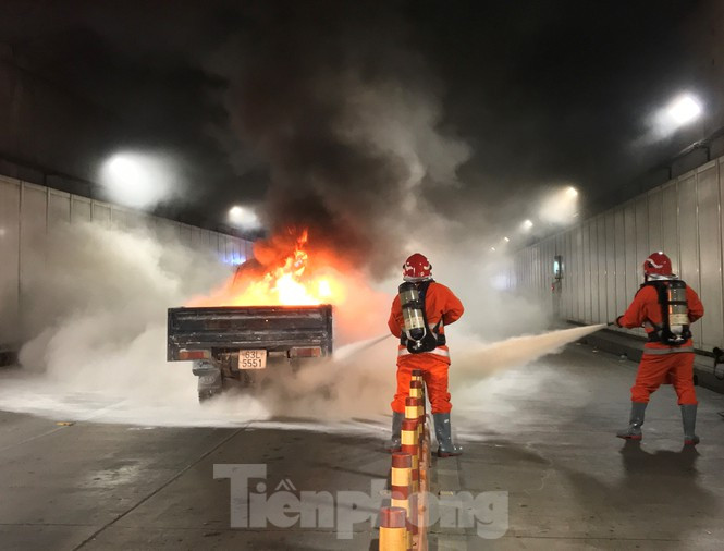 Khoảng 5 phút sau, ngọn lửa lan rộng rồi bao trùm toàn bộ các loại xe ôtô, xe máy bị nạn, lượng khói lớn nên đã lan tỏa ngập trong toàn bộ đường hầm, nhiệt độ đám cháy tăng cao, đe dọa đến tính mạng và sức khỏe người bị kẹt lại trong đường hầm.