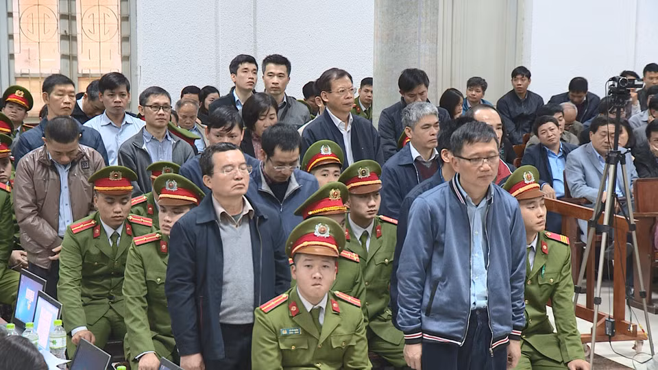 Cáo trạng xác định ông Đinh La Thăng chỉ định PVC thực hiện và ký gói thầu EPC số 33 trái quy định, sau đó chỉ đạo cấp dưới tạm ứng sai quy định hơn 6,6 triệu USD và 1.300 tỷ đồng cho PVC để bị can Trịnh Xuân Thanh và đồng phạm sử dụng hơn 1.100 tỷ sai mục đích gây thiệt hại gần 120 tỷ đồng.