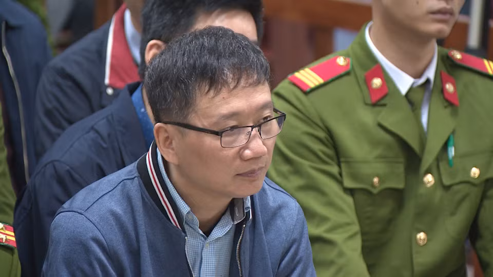 Trong khi cấp dưới khai Trịnh Xuân Thanh đề ra chủ trương tham ô thì người đứng đầu PVC phủ nhận việc này. Ông nói bản thân không liên quan khoản 1,5 tỷ đồng VKS cáo buộc sử dụng chung, cũng như việc nhận 4 tỷ đồng do cán bộ dưới quyền chuyển thông qua lái xe riêng.