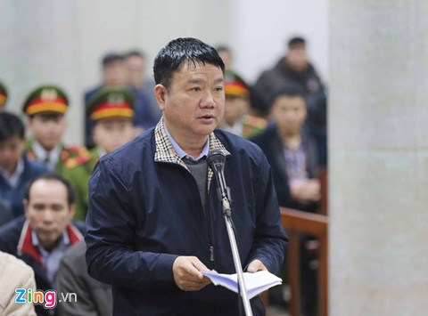 Sáng 17/1, các bị cáo nói lời sau cùng trước khi tòa nghị án. Đứng trên bục khai báo, ông Thăng một lần nữa cúi đầu xin lỗi Đảng, Nhà nước, người dân, các thế hệ công nhân lao động ngành dầu khí, giao thông vận tải. Ông cũng nhận trách nhiệm thay cấp dưới. Cựu Chủ tịch PVN mong được đón cái Tết cuối cùng bên gia đình, người thân trước khi chấp hành án. Ảnh: TTXVN.