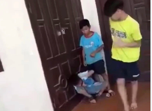 Ông Đỗ Công Dực - hiệu trưởng Trường THCS Đại Đồng xác nhận, các em học sinh trong clip trên hiện đang học lớp 7, cùng lớp với nhau, đều là học sinh của nhà trường. Sự việc đánh nhau trong clip xảy ra vào tháng 6 tại nhà văn hóa của thôn. "Nhà trường đã báo cáo sự việc về Phòng GD&amp;ĐT huyện Thạch Thất, lãnh đạo địa phương, công an cũng đã vào cuộc. Sau gần một tuần thu thập thông tin, UBND xã sẽ đứng ra giải quyết vụ việc, yêu cầu các gia đình đồng hành trong việc chữa trị cho em K.", ông Dục nói.