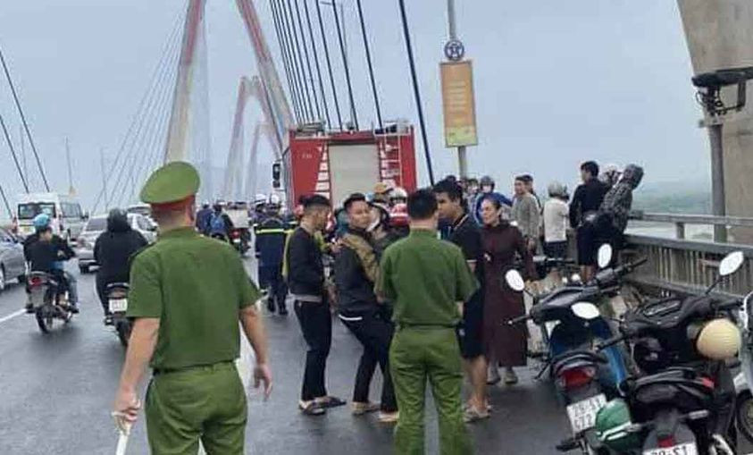 Giải cứu nam thanh niên nhảy cầu Nhật Tân do buồn chán chuyện gia đình Giai cuu nam thanh nien nhay cau Nhat Tan do buon chan chuyen gia dinh