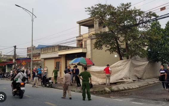 Các trinh sát đã xác định được nạn nhân là chị V.H.A (SN 1994, trú tại thôn Trà Đức, xã Đông Phương, huyện Kiến Thụy, Hải Phòng). Qua tìm hiểu, chị A có 2 con và không sống với chồng khoảng 1 năm nay. Nạn nhân làm nghề buôn bán, kinh doanh tự do lại có mối quan hệ phức tạp nên rất khó để xác định được mâu thuẫn, nguyên nhân bị sát hại.