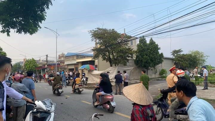 Lật lại hiện trường, có một chi tiết khiến trinh sát hoài nghi, đó là khi phát hiện thi thể nạn nhân thì chị A. chết trong tư thế trên người không mặc quần áo, vì vậy hung thủ có thể là người đang có quan hệ tình cảm với chị A.. Đồng thời, các dấu vết, hình ảnh camera thu được cho thấy vỉa hè nơi phát hiện thi thể chị A. không phải là hiện trường chính vụ việc. Khả năng cao chị A. được đưa tới từ phía khu nhà gần đó...