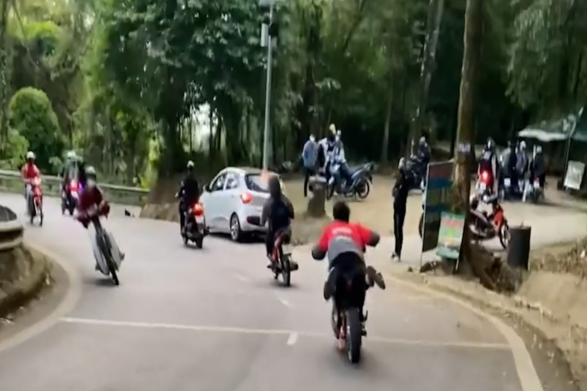 Nằm trên yên xe máy đổ đèo Ba Vì: Trách nhiệm xử lý thuộc về ai? Nam tren yen xe may do deo Ba Vi: Trach nhiem xu ly thuoc ve ai?