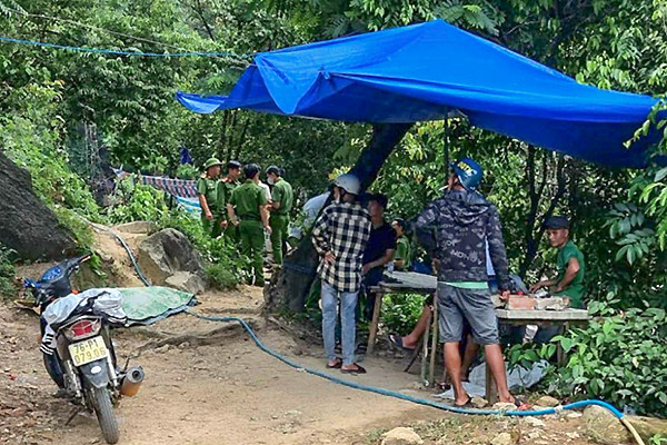 Có mặt tại hiện trường, Công an tỉnh Lào Cai nhận định đây là vụ án giết người đặc biệt nghiêm trọng. Nạn nhân là nam giới, bị trói tay, chân rồi nhét vào bao tải và vứt xuống suối hòng phi tang. Hiện trường vụ án nằm lẩn khuất sau những tán cây to, gần đường QL 4D đi lên khu du lịch Sa Pa. Tuy vậy, đây là khu vực khá vắng vẻ, ít người qua lại. Tử thi đang trong gian đoạn phân hủy, khuôn mặt đã biến dạng hoàn toàn, không thể nhận diện. Trên người, công an không thu giữ được giấy tờ tùy thân khiến công tác điều tra trở nên đặc biệt khó khăn. (Ảnh minh họa, nguồn internet)