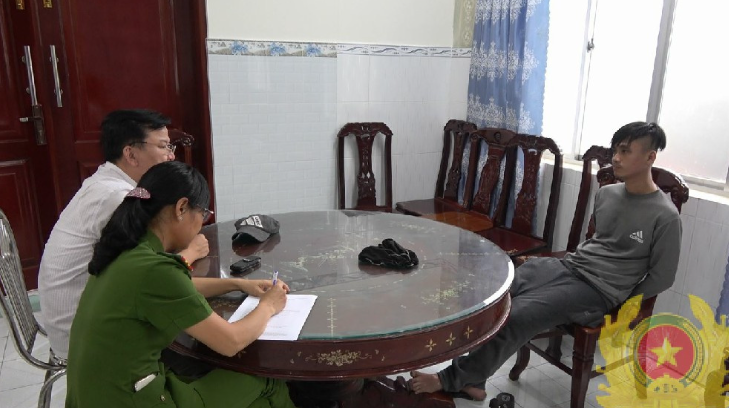 Ngan hang Sacombank o TP HCM bi cuop: Diem loat vu manh dong, tao ton-Hinh-2