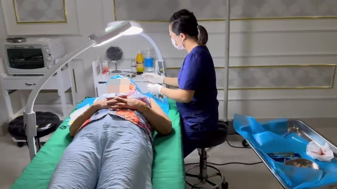  Cơ sở thẩm mỹ để nhân viên lao công căng da mặt cho khách: Ngày 2/10, UBND quận Thanh Khê (Đà Nẵng) đã ra quyết định xử phạt vi phạm hành chính 320 triệu đồng đối với Công ty TNHH MTV Kangzin (trụ sở chính tại TP HCM, địa điểm kinh doanh thẩm mỹ Kangzin tại 368 đường Hùng Vương, quận Thanh Khê, Đà Nẵng) vì công ty này đã có 5 hành vi vi phạm. 