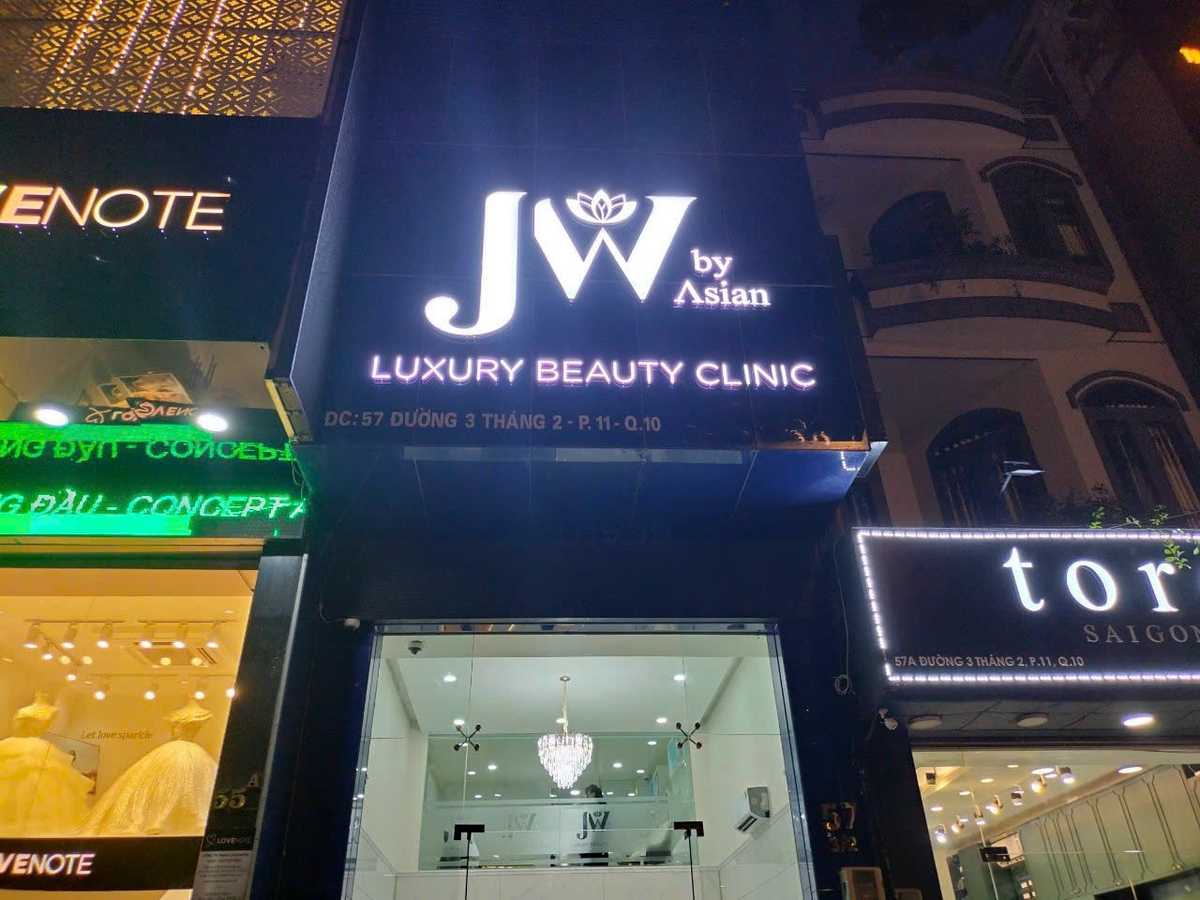  Phạt Thẩm mỹ JW By Asian Luxury Beauty Clinic 135 triệu đồng: Đầu tháng 8/2023, Thanh tra Sở Y tế TP HCM đã đình chỉ, phạt Thẩm mỹ JW By Asian Luxury Beauty Clinic tại số 57 đường Ba Tháng Hai, phường 11, quận 10, số tiền 135 triệu đồng vì hoạt động không phép. Thẩm mỹ JW By Asian Luxury Beauty Clinic còn vi phạm quảng cáo khi chưa được xác nhận nội dung trước khi thực hiện, bị buộc tháo gỡ toàn bộ quảng cáo này. 
