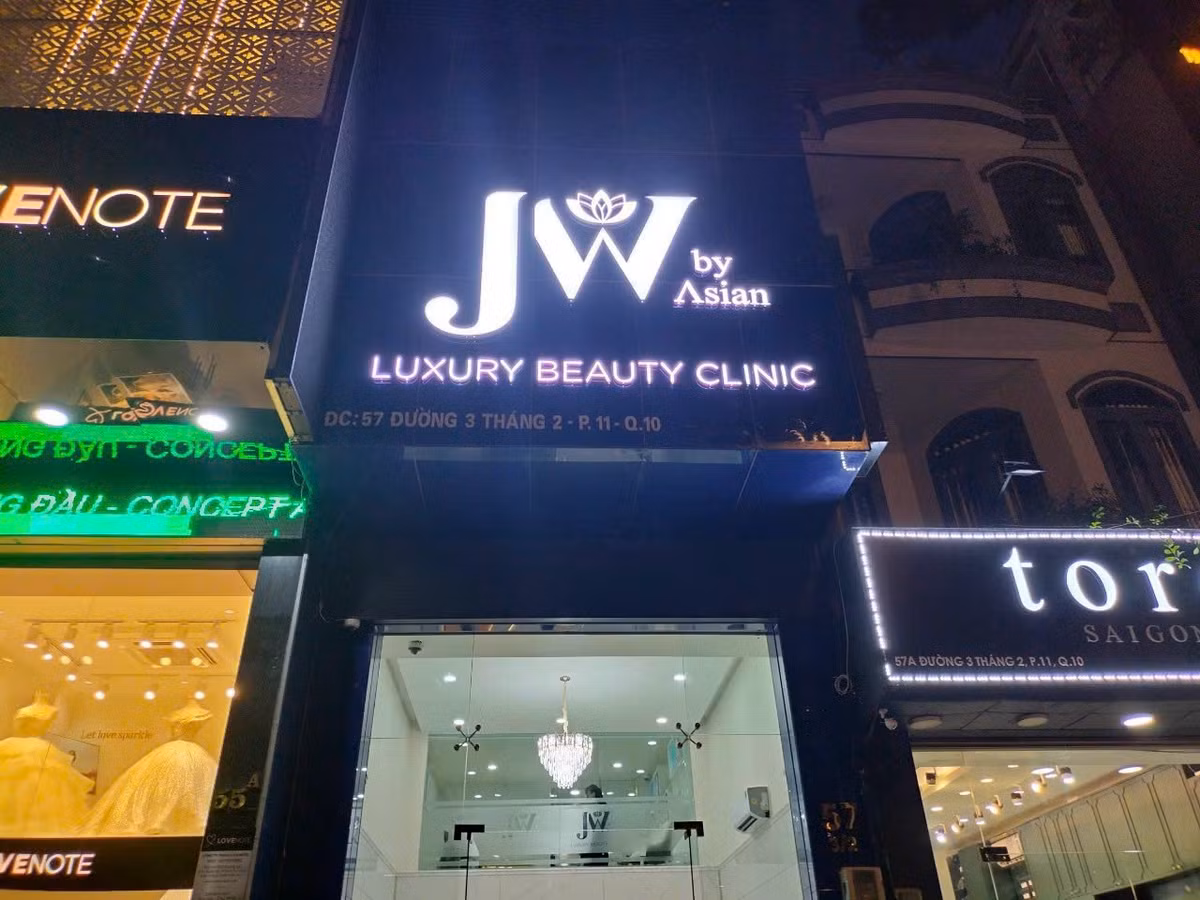  Phạt Thẩm mỹ JW By Asian Luxury Beauty Clinic 135 triệu đồng: Đầu tháng 8/2023, Thanh tra Sở Y tế TP HCM đã đình chỉ, phạt Thẩm mỹ JW By Asian Luxury Beauty Clinic tại số 57 đường Ba Tháng Hai, phường 11, quận 10, số tiền 135 triệu đồng vì hoạt động không phép. Thẩm mỹ JW By Asian Luxury Beauty Clinic còn vi phạm quảng cáo khi chưa được xác nhận nội dung trước khi thực hiện, bị buộc tháo gỡ toàn bộ quảng cáo này. 