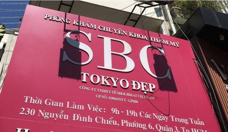  Thẩm mỹ viện SBC bị xử phạt, tước giấy phép hoạt động 3 tháng: Đầu tháng 11/2022, Thanh tra Sở Y tế TP HCM đã xử phạt Công ty TNHH Y tế Shoubikai Việt Nam (Phòng khám chuyên khoa Thẩm mỹ), địa chỉ 230 Nguyễn Đình Chiểu, phường Võ Thị Sáu, quận 3, TP HCM số tiền 47 triệu đồng về hàng loạt hành vi vi phạm: Không lập sổ khám bệnh, chữa bệnh đầy đủ theo quy định của pháp luật; Không bảo đảm đầy đủ thiết bị, dụng cụ y tế và thuốc thiết yếu để kịp thời cấp cứu người bệnh; Không bảo đảm một trong các điều kiện sau khi đã được cấp giấy phép hoạt động khám bệnh, chữa bệnh đối với cơ sở khám bệnh, chữa bệnh, trừ hình thức tổ chức là phòng khám đa khoa và bệnh viện. 