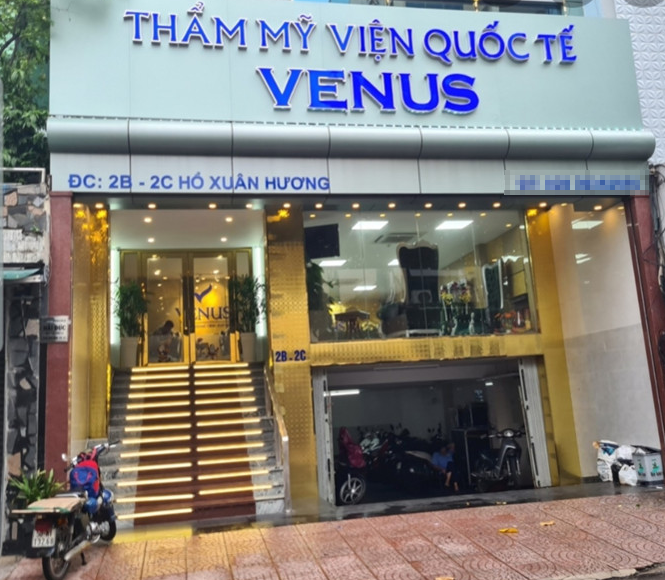 Thẩm mỹ viện Quốc tế Venus (địa chỉ 2B-2C Hồ Xuân Hương, phường Võ Thị Sáu, quận 3, TP HCM) bị phạt 26.500.000 đồng với các vi phạm như không niêm yết đầy đủ giá dịch vụ khám bệnh; Chữa bệnh Không lập sổ khám bệnh, chữa bệnh đầy đủ theo quy định của pháp luật; Quảng cáo các sản phẩm, hàng hóa, dịch vụ đặc biệt mà không được cơ quan nhà nước có thẩm quyền xác nhận nội dung theo quy định. Thanh tra Sở Y tế TP HCM buộc cơ sở tháo gỡ, xóa quảng cáo vi phạm. 