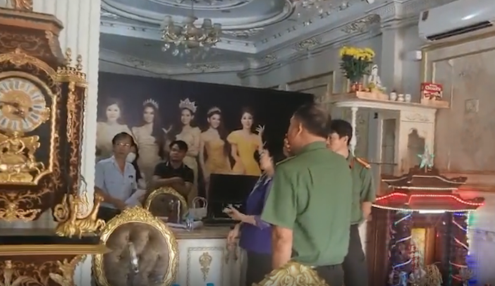 Theo trình bày của bà Phương, bà D. là y sĩ đa khoa, thực hiện thủ thuật xâm lấn không có chứng chỉ hành nghề. Hiện, bà D. đã tự nghỉ việc và không liên lạc được. Như vậy, cơ sở đã sử dụng người không có chứng chỉ hành nghề và hoạt động khám, chữa bệnh mà không có giấy phép hoạt động khám, chữa bệnh. Thanh tra Sở Y tế sẽ xử phạt vi phạm hành chính theo quy định của pháp luật đối với cơ sở các lỗi vi phạm: cung cấp dịch vụ khám, chữa bệnh mà không có giấy phép hoạt động khám, chữa bệnh; sử dụng người hành nghề không có chứng chỉ hành nghề. (Ảnh: Đoàn kiểm tra làm việc tại Thẩm mỹ viện Kangzin vào ngày 17/5) 