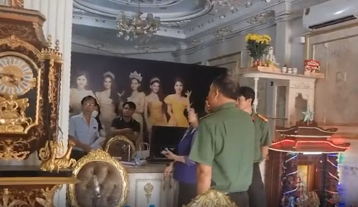 Theo trình bày của bà Phương, bà D. là y sĩ đa khoa, thực hiện thủ thuật xâm lấn không có chứng chỉ hành nghề. Hiện, bà D. đã tự nghỉ việc và không liên lạc được. Như vậy, cơ sở đã sử dụng người không có chứng chỉ hành nghề và hoạt động khám, chữa bệnh mà không có giấy phép hoạt động khám, chữa bệnh. Thanh tra Sở Y tế sẽ xử phạt vi phạm hành chính theo quy định của pháp luật đối với cơ sở các lỗi vi phạm: cung cấp dịch vụ khám, chữa bệnh mà không có giấy phép hoạt động khám, chữa bệnh; sử dụng người hành nghề không có chứng chỉ hành nghề. (Ảnh: Đoàn kiểm tra làm việc tại Thẩm mỹ viện Kangzin vào ngày 17/5) 