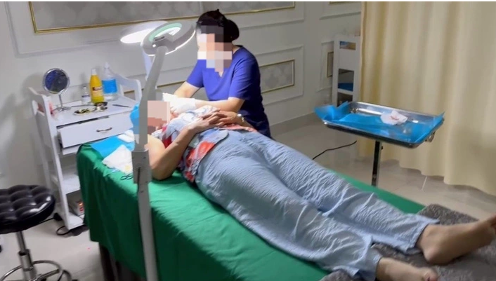 Trước đó, trưa 12/8, đội cảnh sát kinh tế Công an quận Thanh Khê kiểm tra việc chấp hành pháp luật bảo vệ môi trường tại cơ sở thẩm mỹ Kangzin. Tại thời điểm kiểm tra, lực lượng công an lập biên bản một số hành vi vi phạm tại cơ sở này. Đặc biệt, cơ quan công an phát hiện nhân viên là bà T.T.T. đang căng da mặt cho khách hàng. Qua làm việc, bà T. không xuất trình được bất cứ chứng chỉ hành nghề khám chữa bệnh nào, và cho biết mình chỉ là nhân viên lao công dọn dẹp tại đây. 