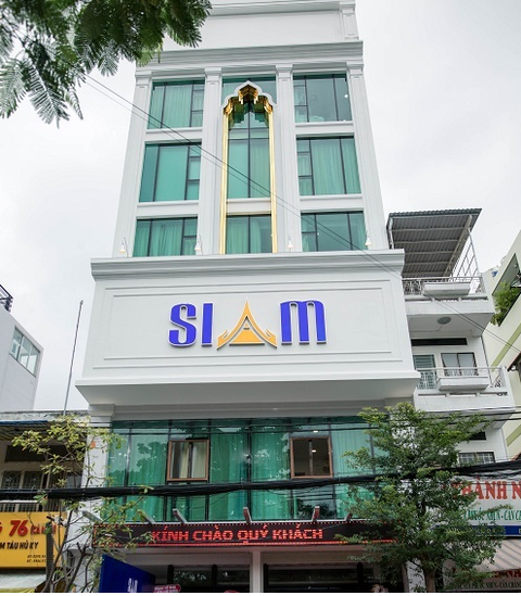 Thanh tra Sở Y tế xác định Viện thẩm mỹ Siam Thailand có 4 vi phạm như lập sổ khám bệnh, chữa bệnh nhưng không ghi chép đầy đủ theo quy định của pháp luật; Quảng cáo không đúng quy định.... Với hành vi vi phạm này, Viện thẩm mỹ Siam Thailand bị xử phạt 65 triệu đồng và tước quyền sử dụng giấy phép hoạt động khám bệnh, chữa bệnh trong thời hạn 2 tháng. Ngoài ra, Thanh tra Sở Y tế còn phát hiện 2 bác sĩ thẩm mỹ Triệu Lê Minh và Bùi Xuân Huân có hành vi chỉ định cho bệnh nhân sử dụng các dịch vụ khám, chữa bệnh vì vụ lợi. Do đó, các bác sĩ trên bị xử phạt 7,5 triệu đồng/người, đồng thời tước quyền sử dụng chứng chỉ hành nghề khám, chữa bệnh trong thời hạn 1 tháng. 