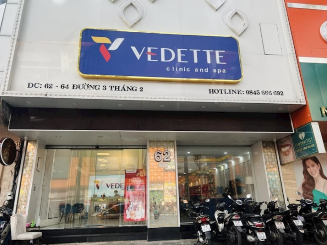  Cơ sở làm đẹp Vedette bị xử phạt liên tục 3 lần trong chưa đầy một năm: Từ tháng 6/2022 - 19/4/2023, Thanh tra Sở Y tế TP HCM đã 3 lần ban hành các quyết định xử phạt vi phạm hành chính đối với bà Ngô Ái Mỹ, chủ hộ kinh doanh Vedette (địa chỉ 62-64, đường 3/2, phường 12, quận 10) do có nhiều vi phạm như: Cung cấp dịch vụ khám bệnh, chữa bệnh mà không có giấy phép; Sử dụng người hành nghề không có chứng chỉ hành nghề khám bệnh, chữa bệnh; Quảng cáo các sản phẩm, hàng hóa, dịch vụ đặc biệt mà không được cơ quan nhà nước có thẩm quyền xác nhận nội dung theo quy định... 