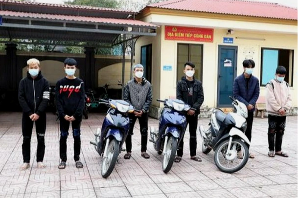  Điều khiển xe lạng lách, bốc đầu trên phố để quay clip: Ngày 5/2, Công an TP Hà Tĩnh (tỉnh Hà Tĩnh) cho biết đã triệu tập, làm việc với 6 người điều khiển xe máy không mang biển kiểm soát, lạng lách, đánh võng trên đường Trần Phú vào đêm 3/2. Trước đó, khoảng 20h30 ngày 3/2, mạng xã hội xuất hiện clip nhóm thanh niên đeo khẩu trang có hành vi điều khiển phương tiện không gắn biển số, chạy xe tốc độ cao, lạng lách, đánh võng, bốc đầu trên đường Trần Phú, TP Hà Tĩnh. Công an TP Hà Tĩnh tiếp tục củng cố hồ sơ để xử lý các đối tượng theo quy định của pháp luật.