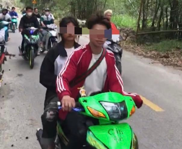  Xử lý gần 60 thanh thiếu niên bốc đầu xe máy, lạng lách đánh võng: Ngày 30/4, một nhóm thanh niên khoảng 60 người và hơn 50 xe máy tụ tập tại QL4A, thuộc địa phận xã Xuân Trường, huyện Bảo Lạc, tỉnh Cao Bằng có các hành vi gây mất trật tự an toàn giao thông như: Điều khiển xe lạng lách, đánh võng tốc độ cao; không đội mũ bảo hiểm; không có gương chiếu hậu; không gắn biển số; điều khiển xe chạy bằng một bánh đối với xe hai bánh... Các hành vi trên được nhóm thanh niên ghi hình lại và đăng tải lên mạng xã hội. Sau khi sự việc xảy ra, Công an tỉnh Cao Bằng đã triệu tập gần 60 đối tượng để xử lý theo quy định của pháp luật. 