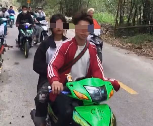  Xử lý gần 60 thanh thiếu niên bốc đầu xe máy, lạng lách đánh võng: Ngày 30/4, một nhóm thanh niên khoảng 60 người và hơn 50 xe máy tụ tập tại QL4A, thuộc địa phận xã Xuân Trường, huyện Bảo Lạc, tỉnh Cao Bằng có các hành vi gây mất trật tự an toàn giao thông như: Điều khiển xe lạng lách, đánh võng tốc độ cao; không đội mũ bảo hiểm; không có gương chiếu hậu; không gắn biển số; điều khiển xe chạy bằng một bánh đối với xe hai bánh... Các hành vi trên được nhóm thanh niên ghi hình lại và đăng tải lên mạng xã hội. Sau khi sự việc xảy ra, Công an tỉnh Cao Bằng đã triệu tập gần 60 đối tượng để xử lý theo quy định của pháp luật. 