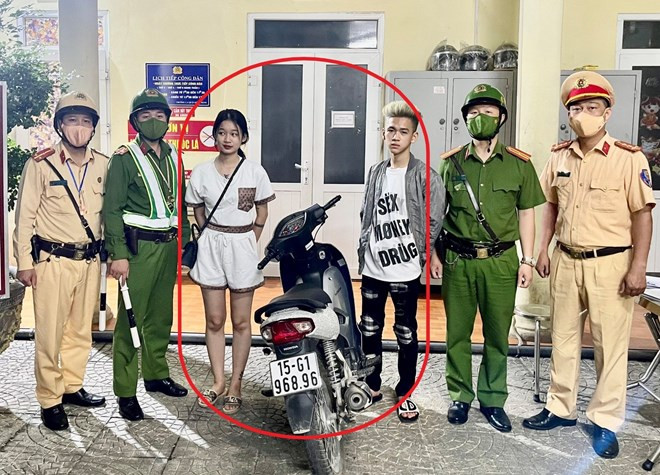  Đôi nam nữ lạng lách, đánh võng rồi quay clip lưu chiến tích: Ngày 8/5, Đội Cảnh sát giao thông - trật tự Công an quận Hồng Bàng, TP Hải Phòng đã tạm giữ phương tiện của 2 trường hợp điều khiển xe lạng lách, đánh võng. Theo đó, tại tuyến đường Quang Trung, quận Hồng Bàng, Hải Phòng, Vũ Quang M. (SN 2008) điều khiển xe máy chở theo Nguyễn Hoàng Tuyết N. (SN 2007, cùng trú Hoa Động, Thuỷ Nguyên, Hải Phòng). Qua theo dõi, Công an phát hiện Vũ Quang M. có nhiều hành vi vi phạm trật tự an toàn giao thông. Tại cơ quan Công an, lực lượng chức năng cũng phát hiện nhiều video về hành vi điều khiển xe máy tốc độ cao và lạnh lách đánh võng trong điện thoại của Vũ Quang M. và Nguyễn Hoàng Tuyết N.. 