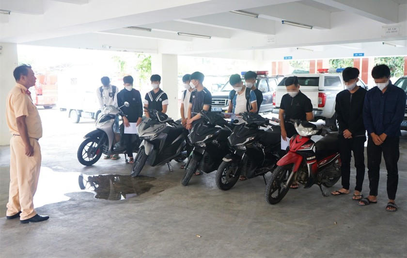  Nhóm 'quái xế' lạng lách, đánh võng rồi quay clip đăng lên mạng câu like: Cuối tháng 10/2022, Công an quận Hải Châu, TP Đà Nẵng đã làm rõ nhóm thanh thiếu niên có hành vi lạng lách, đánh võng, nẹt pô, la hét ầm ĩ tại khu vực cầu Tuyên Sơn, rồi quay phim, đăng lên mạng xã hội để kiếm “like”, câu “view”. Hầu hết người trong nhóm "quái xế" này có hộ khẩu thường trú các xã Hoà Phong, Hoà Nhơn, Hoà Phú của huyện Hoà Vang. 10 thanh thiếu niên và 5 xe máy liên quan được bàn giao cho Đội Cảnh sát giao thông xử lý theo quy định.