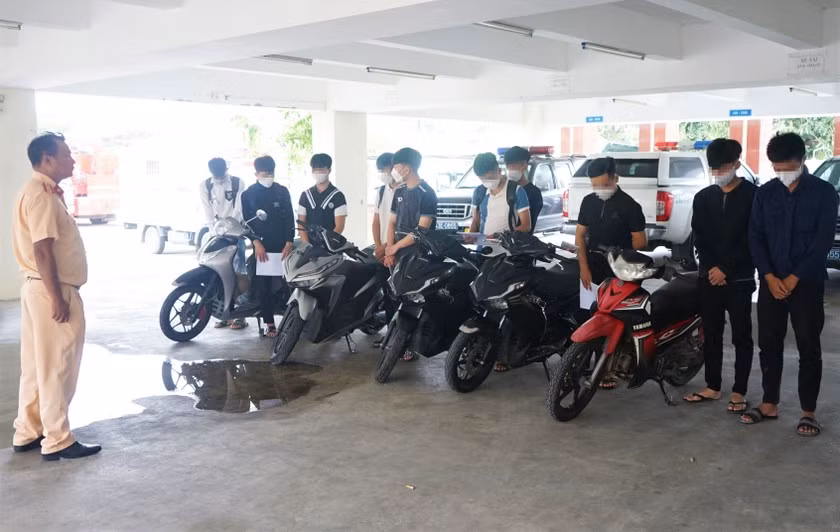  Nhóm 'quái xế' lạng lách, đánh võng rồi quay clip đăng lên mạng câu like: Cuối tháng 10/2022, Công an quận Hải Châu, TP Đà Nẵng đã làm rõ nhóm thanh thiếu niên có hành vi lạng lách, đánh võng, nẹt pô, la hét ầm ĩ tại khu vực cầu Tuyên Sơn, rồi quay phim, đăng lên mạng xã hội để kiếm “like”, câu “view”. Hầu hết người trong nhóm "quái xế" này có hộ khẩu thường trú các xã Hoà Phong, Hoà Nhơn, Hoà Phú của huyện Hoà Vang. 10 thanh thiếu niên và 5 xe máy liên quan được bàn giao cho Đội Cảnh sát giao thông xử lý theo quy định.