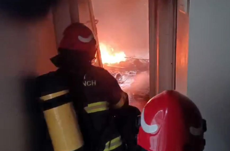 Ha Noi: Chay nha cao tang do may say toc, hai chau nho thoat nan