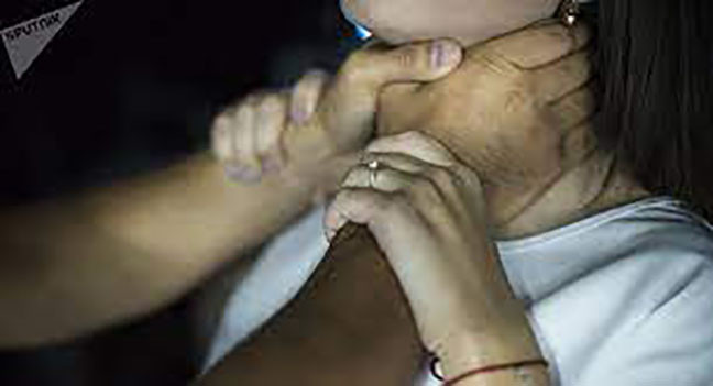 Đấu tranh khai thác, Hoàng đã khai nhận hành vi phạm tội của mình. Vào chiều 9/2, sau khi ăn cơm và nghỉ trưa, Hoàng thấy chị Lê đi xe gắn máy đến văn phòng Công ty TNHH Bảo An Sinh làm việc. Lúc này, tại công ty chỉ có Hoàng và chị Lê. Khi thấy chị Lê đang ngồi làm việc tại bàn máy tính, Hoàng nảy sinh ý định giết chị Lê để cướp tài sản. Hoàng bất ngờ từ phía sau đến bóp cổ chị Lê đến chết rồi lôi ra nhà sau giấu xác. (Ảnh minh họa, nguồn internet)