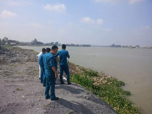 Xác định đây là vụ án giết người đặc biệt nghiêm trọng, Ban Giám đốc Công an Đồng Nai đã chỉ đạo Phòng CSĐT tội phạm về TTXH phối hợp với Công an TP Biên Hòa tập trung điều tra làm rõ. Ngoài ra, qua thông tin đấu tranh phòng chống tội phạm, Công an TP Biên Hòa còn được tin vào ngày 12/2, cơ quan CSĐT CA TP HCM đã phát hiện một tử thi phụ nữ không đầu và tay chân trôi dạt trên tuyến sông Đồng Nai, thuộc phường Long Bình, quận 9. (Ảnh minh họa, nguồn internet) 