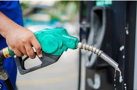 Sau đó, Hoàng đi ra cây xăng mua 20.000đ xăng về đốt xác. Nhưng do xác nạn nhân không cháy hết nên Hoàng mới cắt thành nhiều phần, cho vào bao nilon, đợi đêm đến đem ra cầu Đồng Nai thả trôi trên sông. Số tài sản cướp được, dây chuyền hắn bán được hơn một triệu đồng, còn ĐTDĐ và xe gắn máy thì đưa về TP HCM tiêu thụ. (Ảnh minh họa, nguồn internet) 