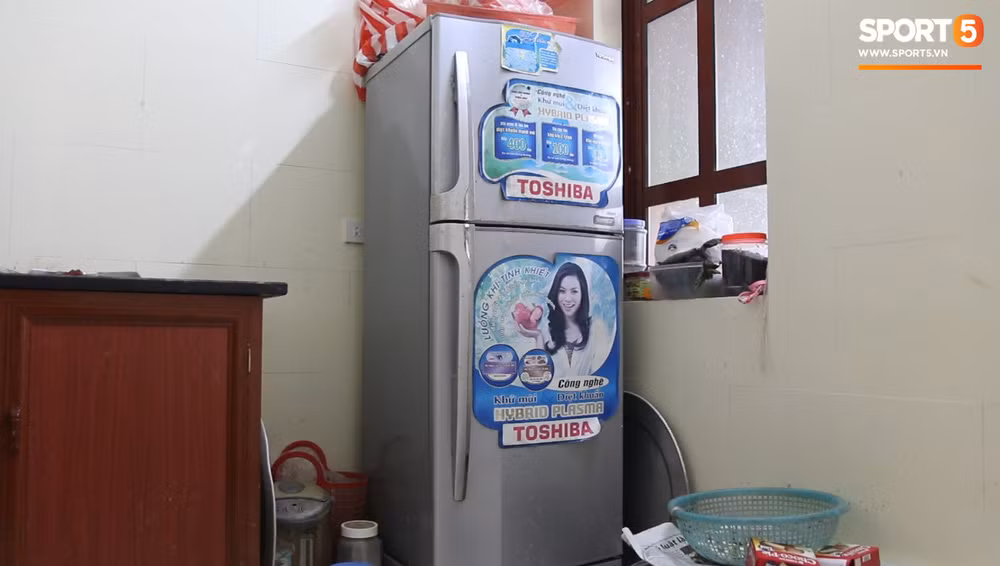 Theo tiết lộ, món quà đầu tiên Văn Hậu tặng bố mẹ là chiếc tủ lạnh trị giá 6 triệu. Mẹ Văn Hậu kể lại, hồi đó con trai thi đấu được thưởng 6 triệu, Hậu đem về biếu hết bố mẹ để sắm sửa tủ lạnh và quạt máy cho gia đình.