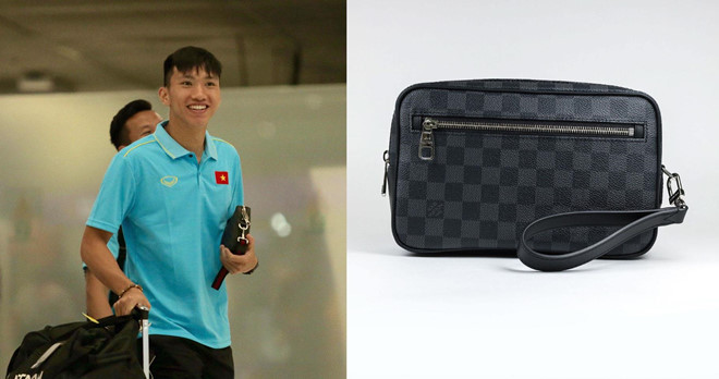 Cầu thủ quê Thái Bình từng gây thích thú cho người hâm mộ khi diện chiếc ví cầm tay của thương hiệu Louis Vuitton. Thiết kế này hiện được bán với giá từ 20-30 triệu đồng.