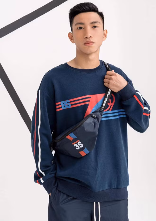 Đoàn Văn Hậu với chiếc túi đeo chéo hợp trend 2019 của nhà mốt bình dân H&amp;M có giá hơn 100 USD.