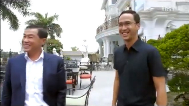 Khuôn viên biệt thự rộng rãi với đầy đủ các cơ sở vật chất để phục vụ nhu cầu giải trí, thư giãn của gia đình như bể bơi, khu vui chơi, bể nước nhân tạo, sân tennis...Ảnh: KBS.