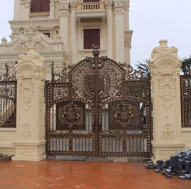  Lâu đài sinh đôi có hai cổng, được làm bằng đồng vàng, chạm khắc hình sư tử và ngựa. Ảnh: Vietnamnet.