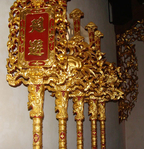 Khắp nơi trong ngôi nhà gỗ là những liễn đối dát vàng lấp lánh, bằng chữ nho. Ảnh: Đất Việt.