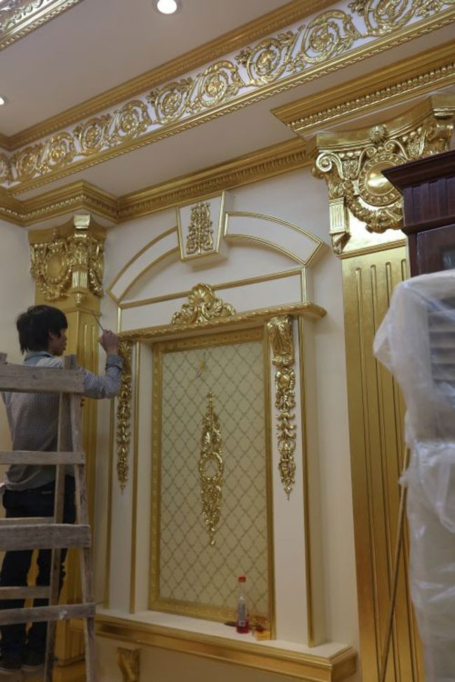 Những chi tiết dát vàng bằng tay cầu kỳ, tập trung ở mái trần, hoa văn và cửa sổ. Ảnh: Vietnamnet.