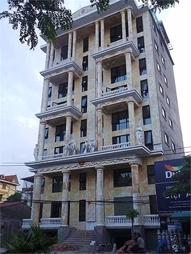 Ngôi biệt thự được ốp hoàn toàn bằng đá nhập ngoại từ Pakistan nằm trên đường Lạc Long Quân (quận Tây Hồ, Hà Nội) thuộc sở hữu của ông Vũ Văn Thảo (Tổng giám đốc Công ty Cổ phần Du lịch Hà Nội). Ảnh: Vietnamnet