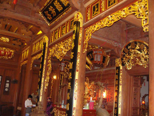 Trừ hai tường hồi, toàn bộ nhà, từ vì kèo, cửa vách, hoành phi, câu đối, những tiểu tiết nhỏ nhất được làm bằng gỗ lim già. Ảnh: ĐSPL.