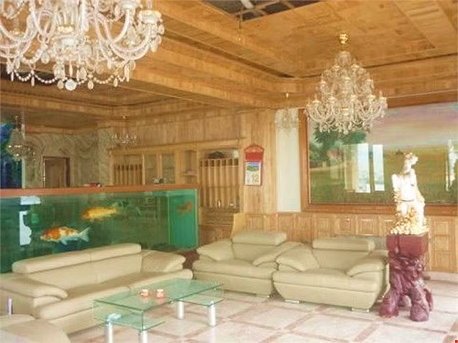 Các vật dung trong nhà từ sàn, tường, tủ, lan can cầu thang…được làm bằng gỗ tự nhiên. Ảnh: Khám phá.